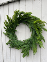 Load image into Gallery viewer, 22&quot; Fresh Touch Spruce &amp; Cedar Wreath