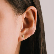 Load image into Gallery viewer, Fluted Heart Studs