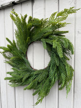 Load image into Gallery viewer, 20&quot; Fresh Touch Spruce &amp; Cedar Wreath