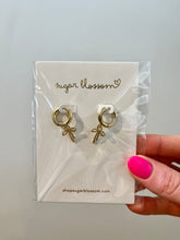 Load image into Gallery viewer, Bow Charm Clover Earrings