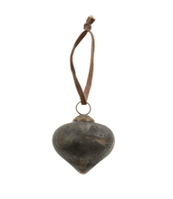 Load image into Gallery viewer, Earthen Onion Holiday Ornament