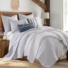 Load image into Gallery viewer, Blue Topago Quilt Set