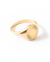 Load image into Gallery viewer, Gold Oro Sun Signet Ring